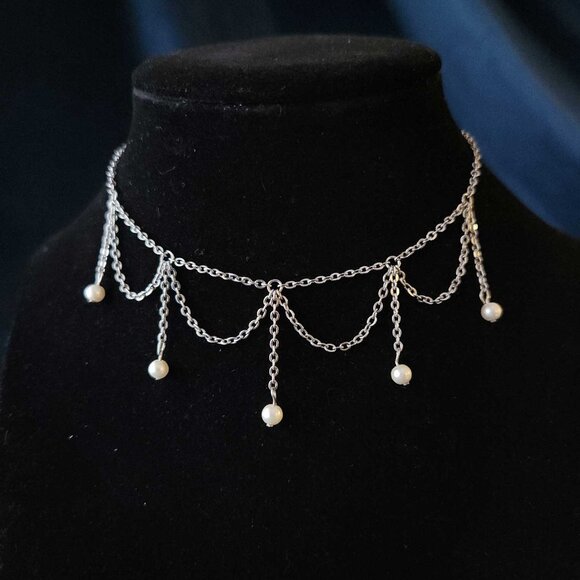 Victorian white pearls and draped chains necklace with a small silver chain - Picture 9 of 9